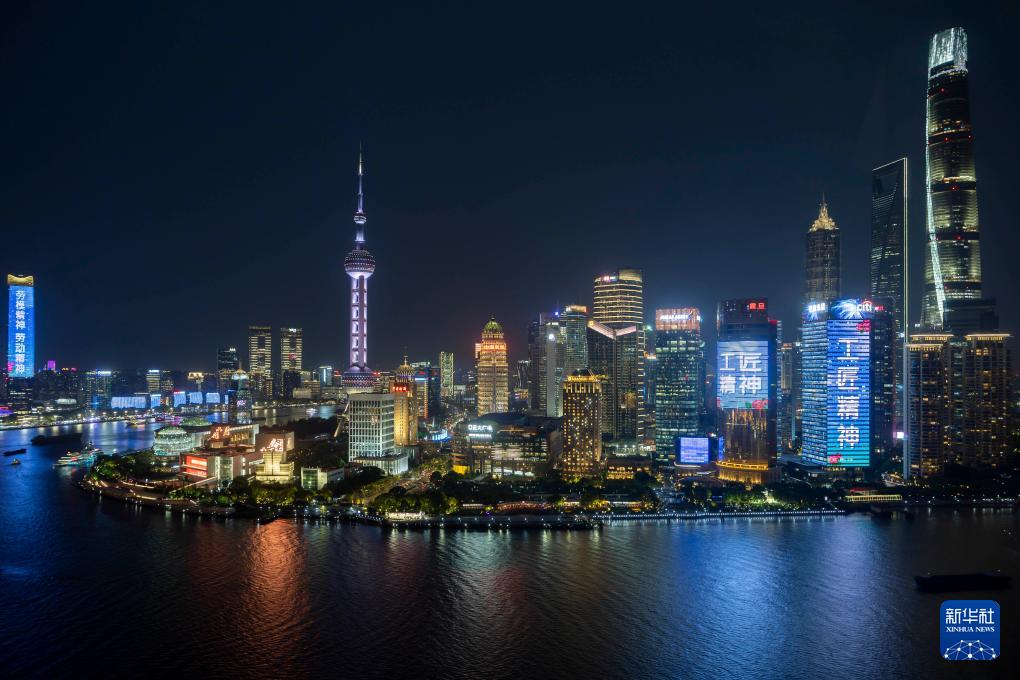 上海景观照明致敬劳动者