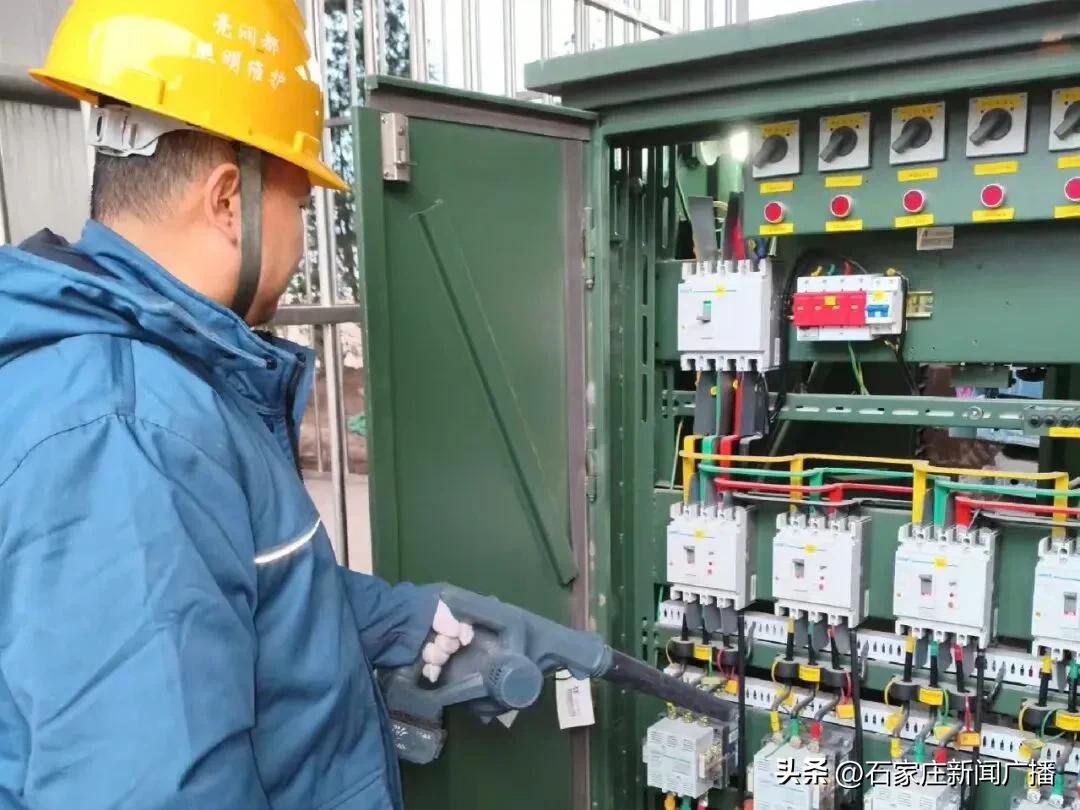 照明维护不“打烊” 保障夜间出行亮