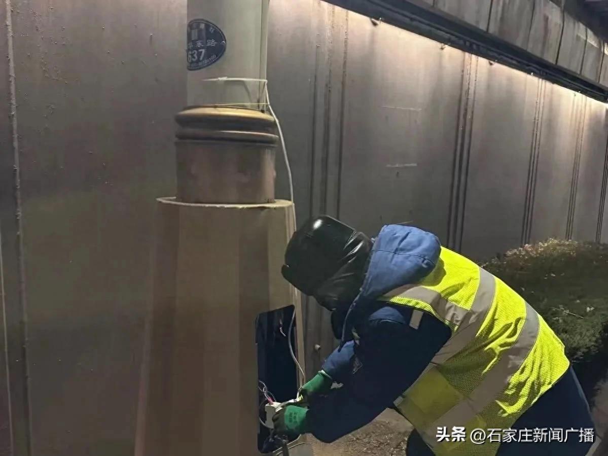 照明维护不“打烊” 保障夜间出行亮