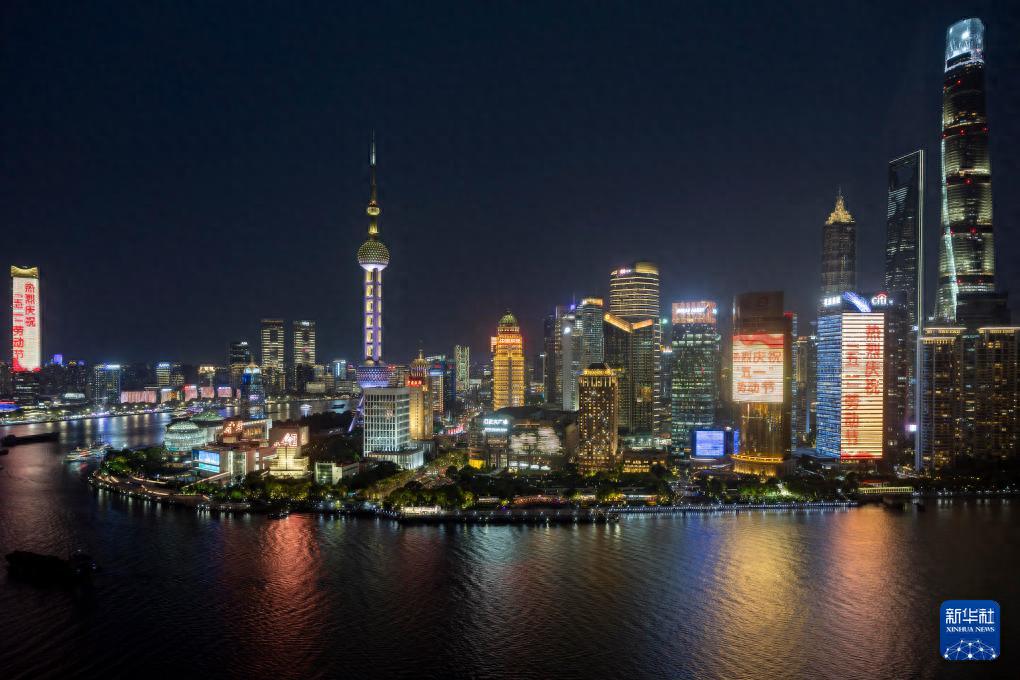 上海景观照明致敬劳动者